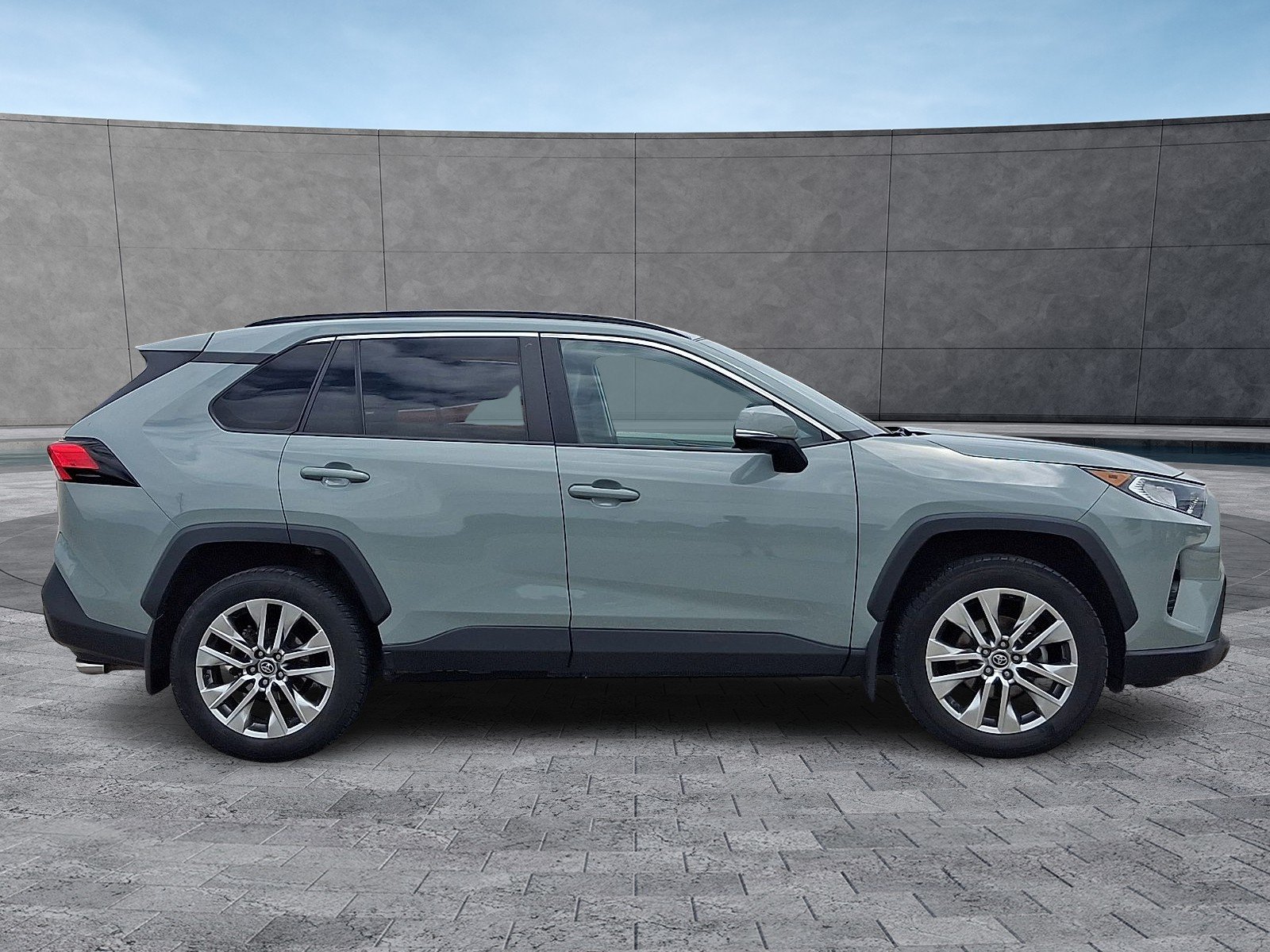 2019 Toyota RAV4 XLE Premium - Photo 13