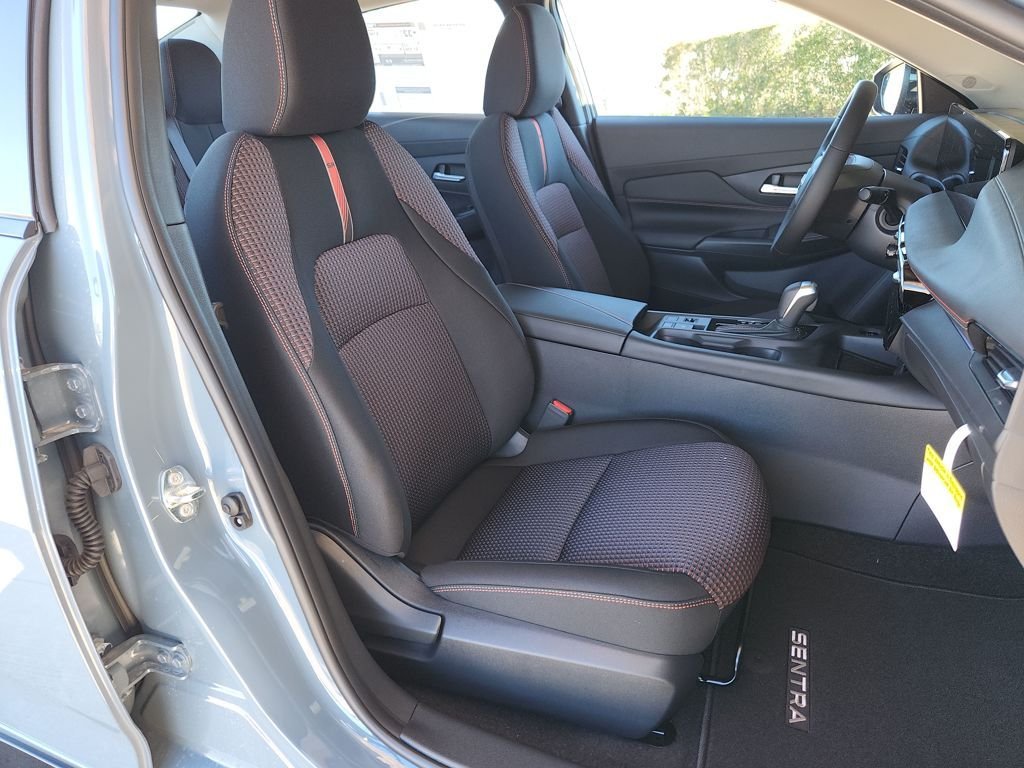 New 2026 Atlantic Gray Metallic / Super Black Two-tone Nissan SR image 12
