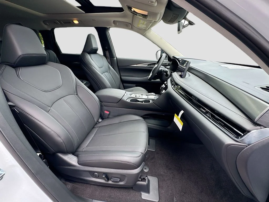 New 2027 RADIANT WHITE INFINITI Luxe FWD image 31