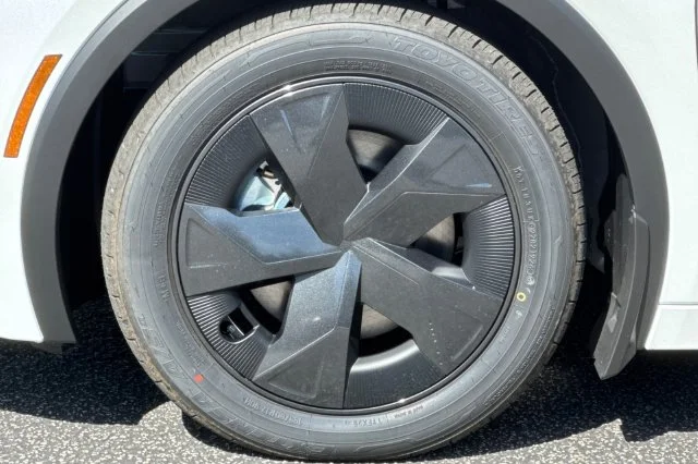 New 2027 Wind Chill Pearl <sup>1</sup> Toyota  SE image 13