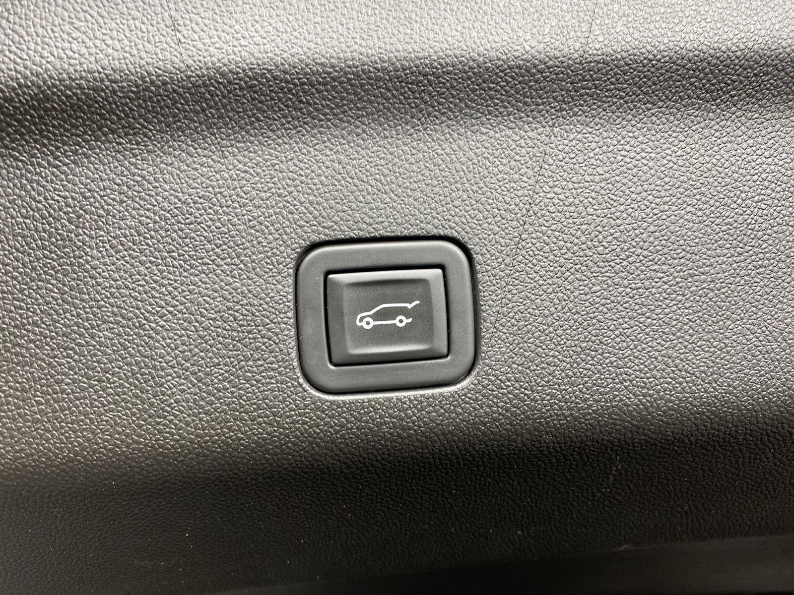 Used 2023 IRIDESCENT PEARL TRICOAT Chevrolet High Country image 31