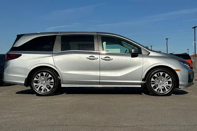 New 2026 Solar Silver Metallic Honda Touring image 3