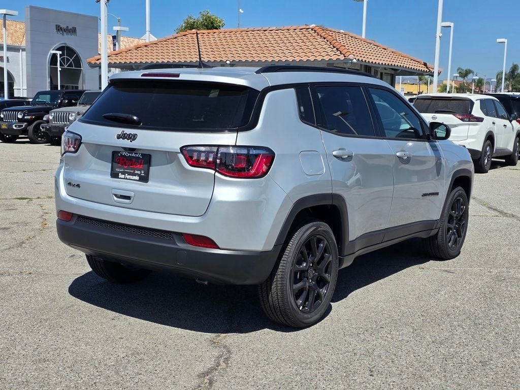 New 2026 Silver Zynith Metallic Clearcoat Jeep Latitude image 4