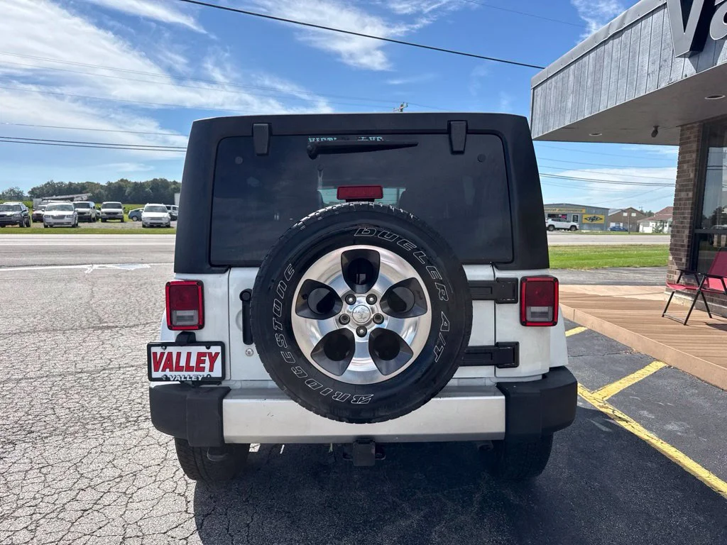 Used 2017  Jeep Unlimited Sahara image 5