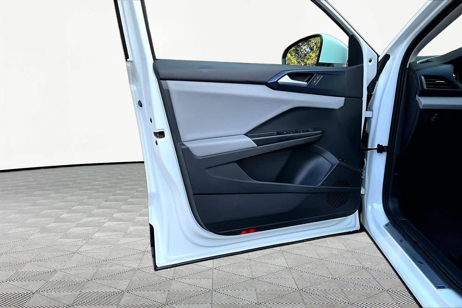 Used 2022 Pure White Volkswagen SE image 22