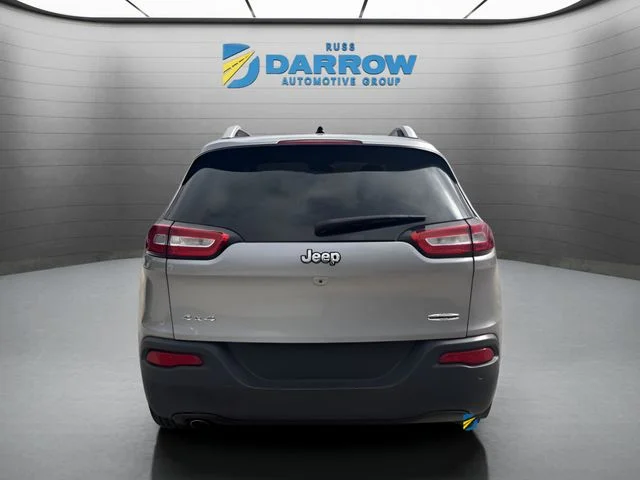 Used 2018 Silver Jeep Latitude image 4