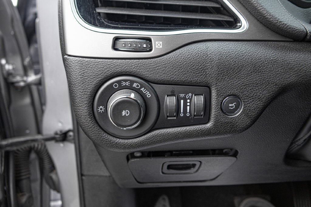 Used 2021 Silver Jeep Limited image 27