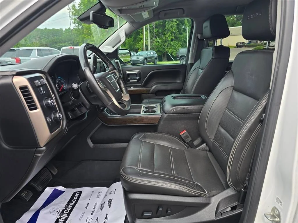 Used 2018 WHITE FROST TRICOAT GMC Denali image 11