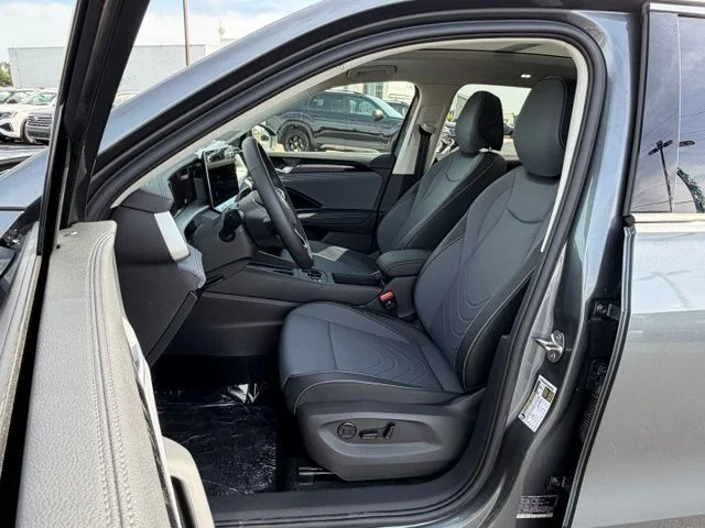 New 2026 Platinum Gray Metallic Volkswagen 2.0T SE image 8