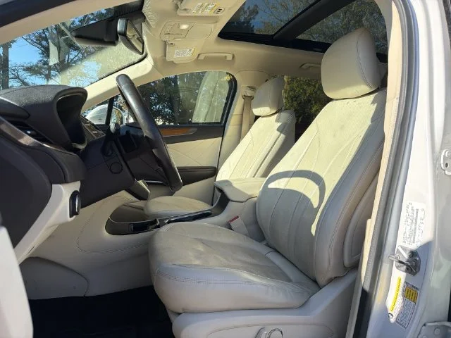 Used 2016 White Lincoln Reserve image 11