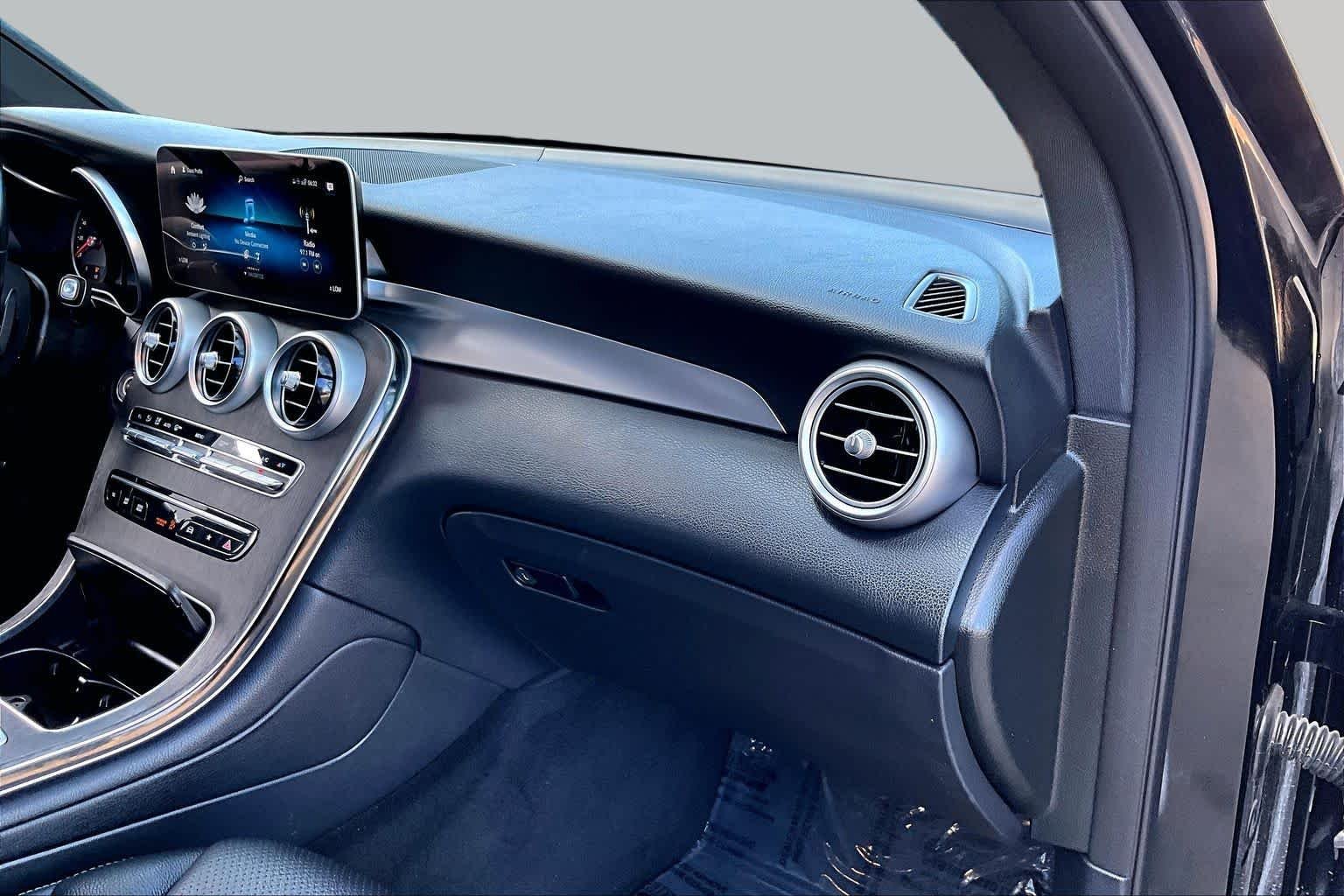 Used 2022  Mercedes-Benz GLC 300 image 18