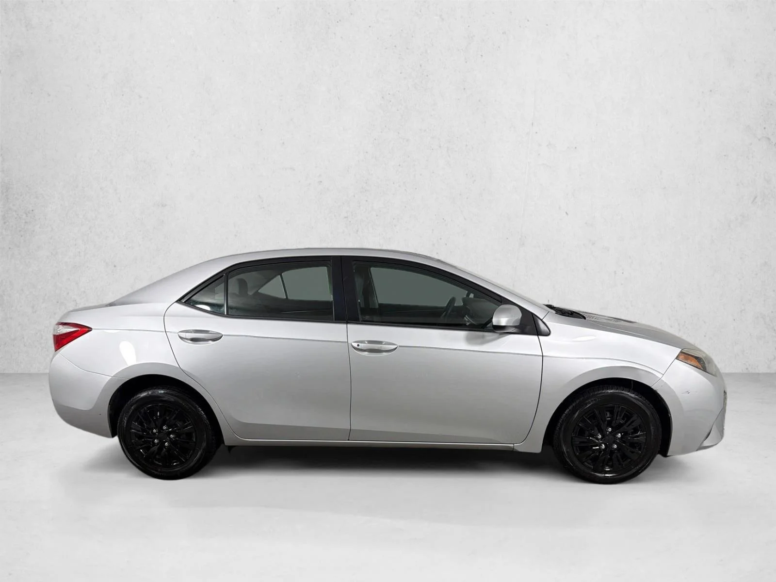 Used 2016 White Toyota L image 2