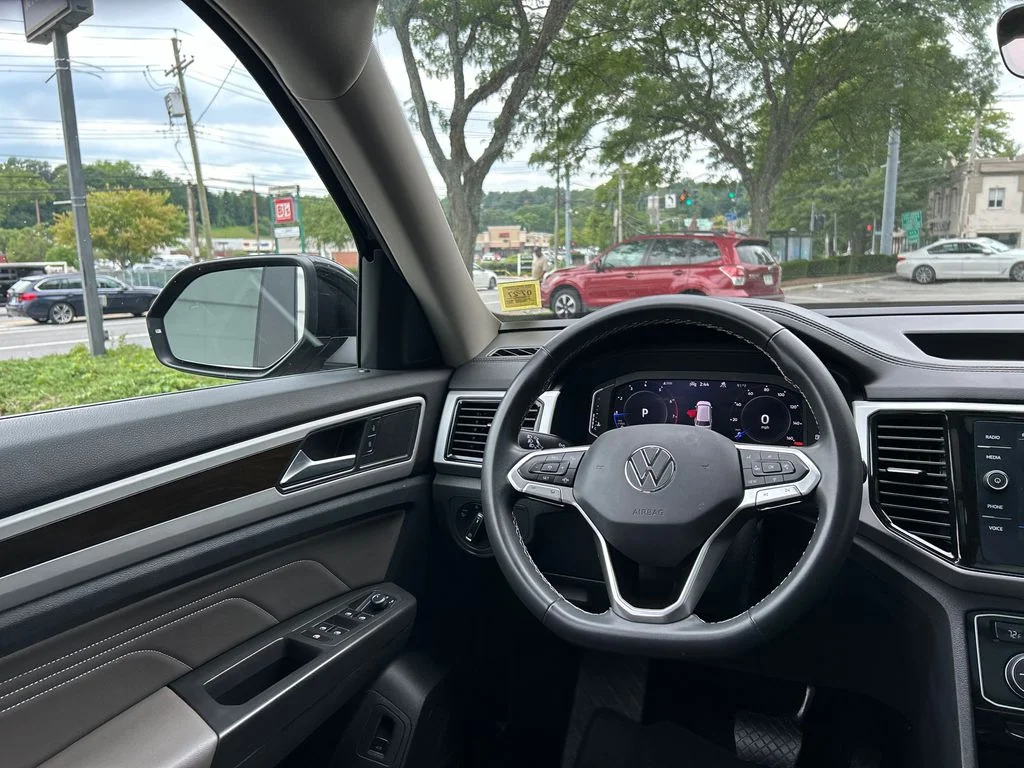 Used 2022  Volkswagen 2.0T SE w/Technology image 25