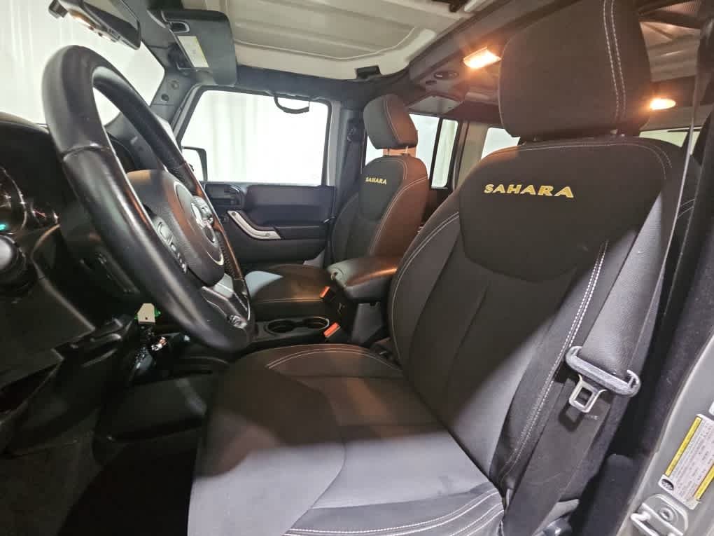 Used 2016 Silver Jeep Sahara image 7