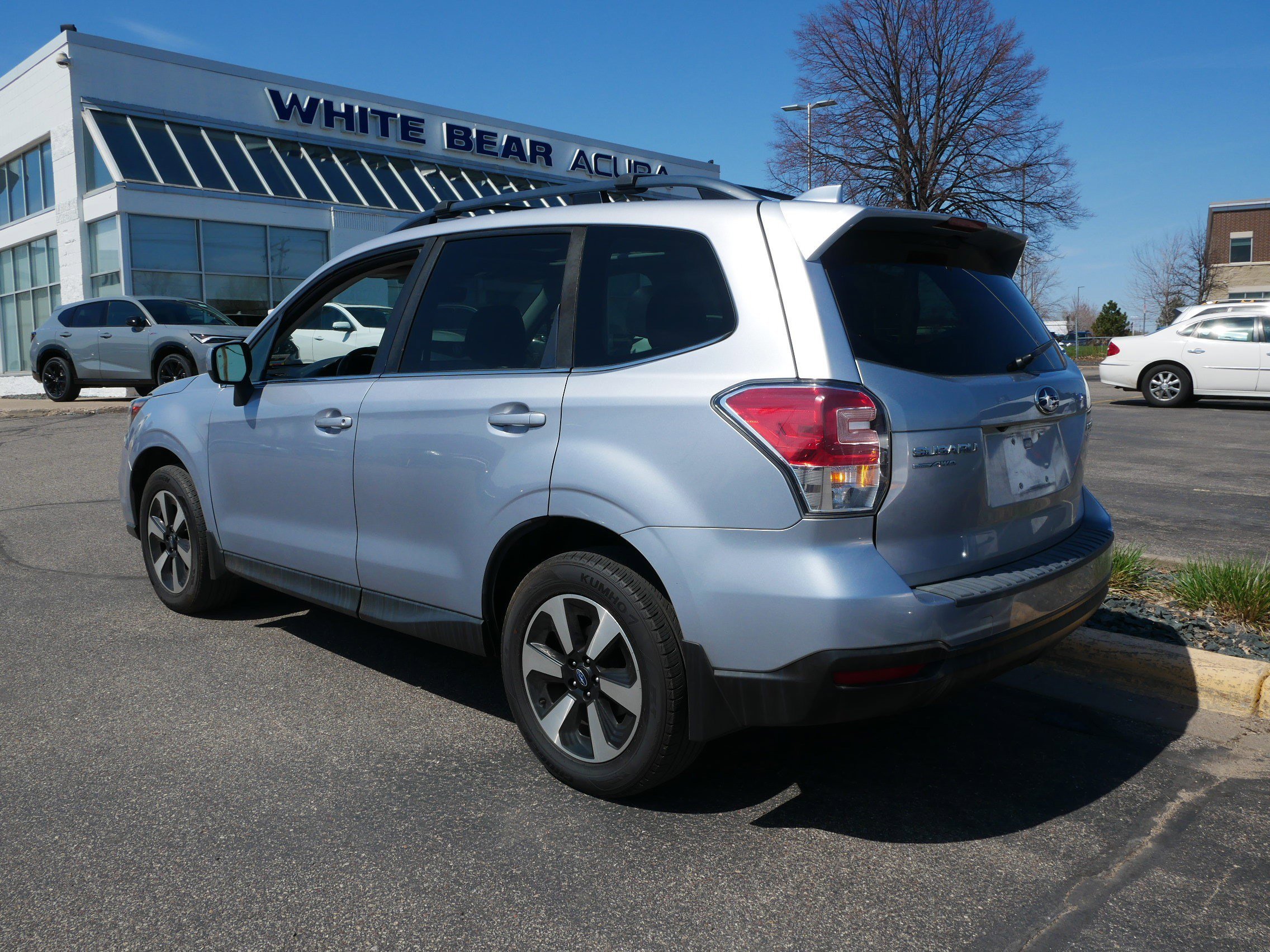 Used 2017 Ice Silver Metallic Subaru Limited image 4