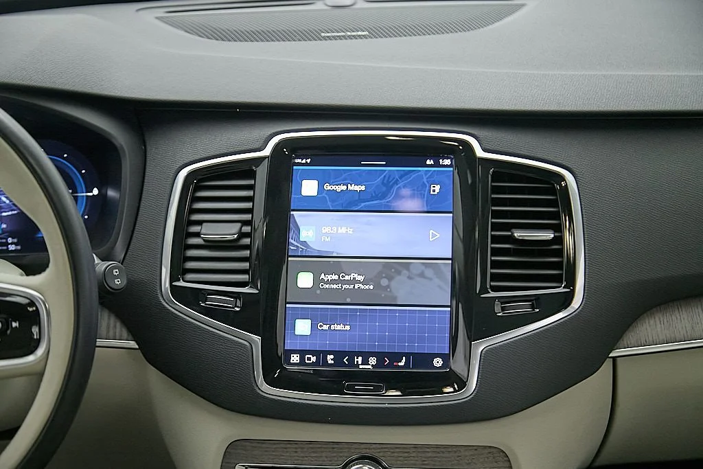 New 2023 Crystal White Volvo Plus image 28