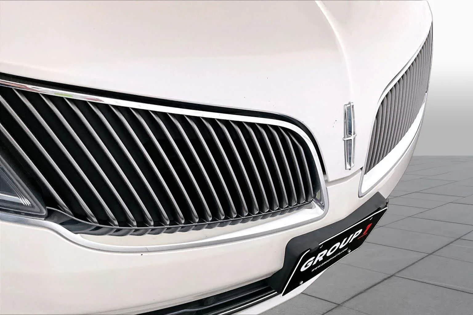 Used 2014 White Platinum Metallic Tri-Coat Lincoln  image 29