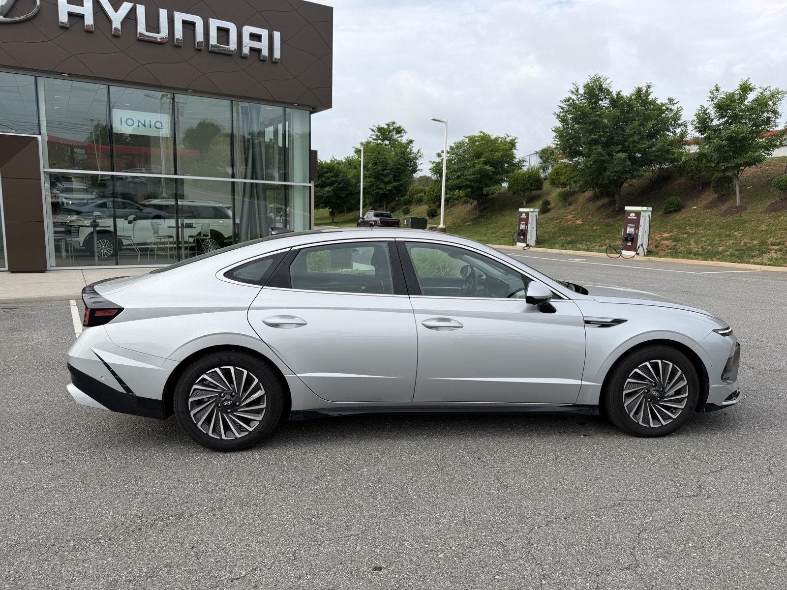 Used 2025 Aero Silver Hyundai Limited image 12