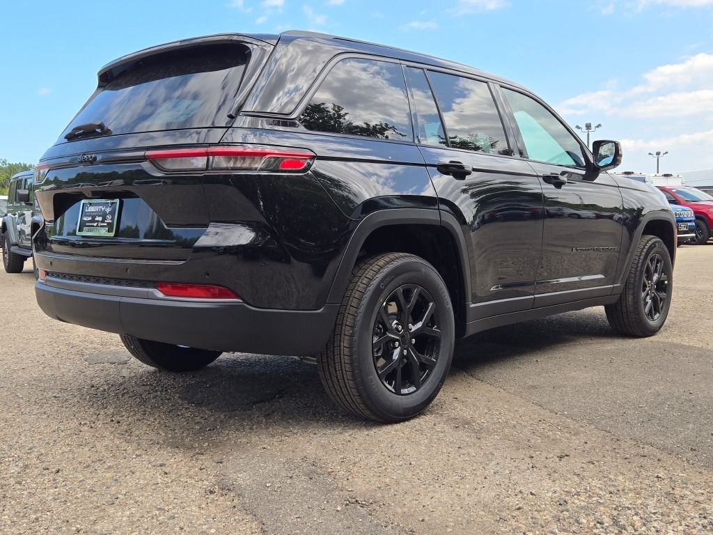 New 2026 Diamond Black Crystal Pearlcoat Jeep Altitude image 14