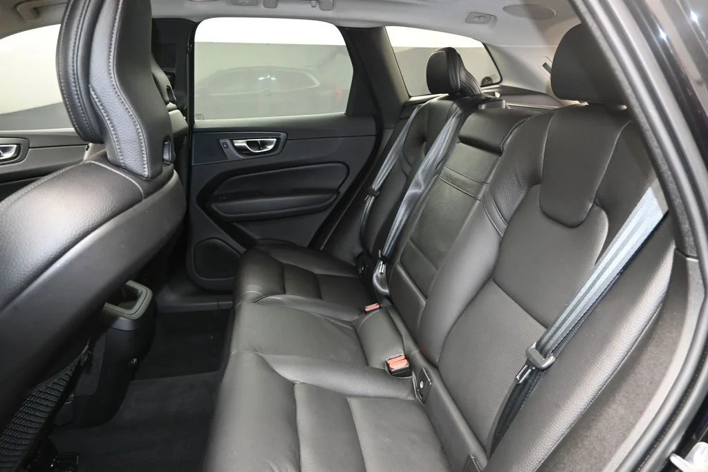 Used 2020 Onyx Black Metallic Volvo T6 Momentum image 14