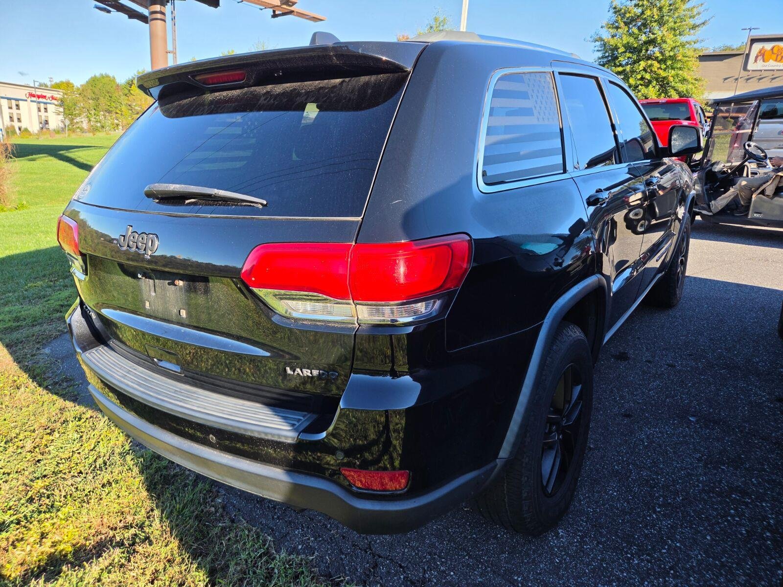 Used 2018  Jeep Laredo E image 5
