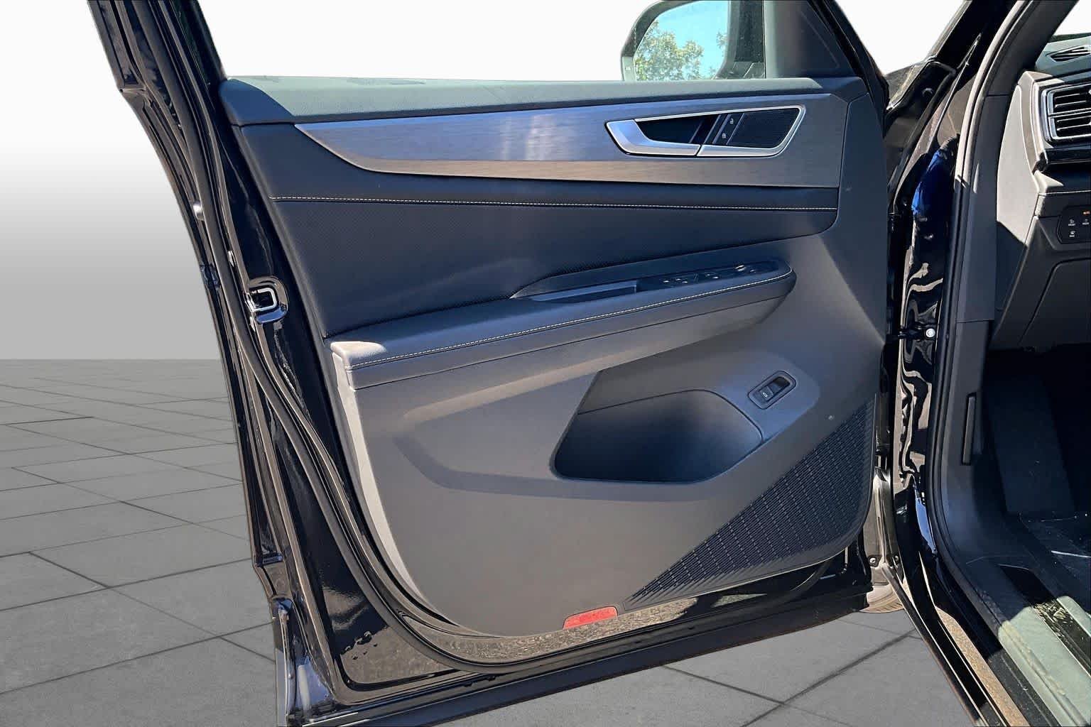 New 2026 Deep Black Pear Volkswagen SE w/Technology image 10