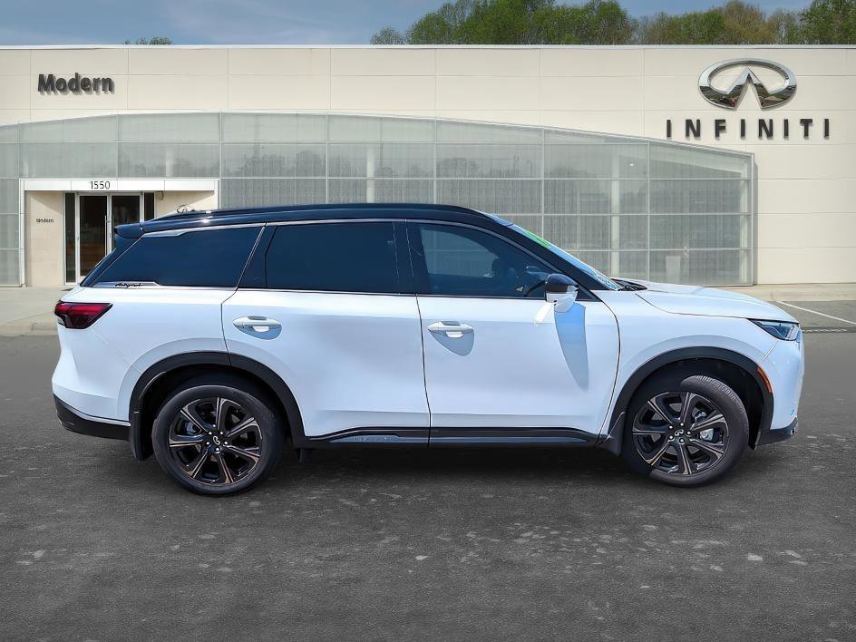 Used 2026 Radiant White/Black Obsidian INFINITI AUTOGRAPH image 3