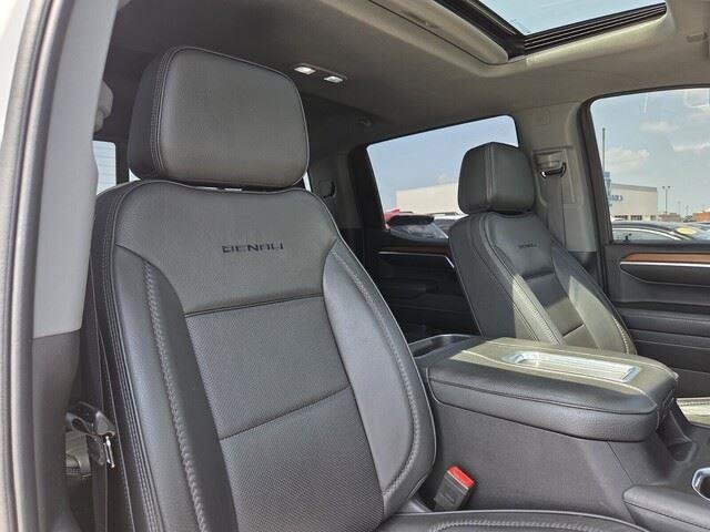 Used 2022 White Frost Tricoat GMC Denali image 31