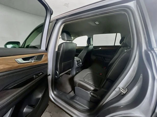 2025 Volkswagen Atlas SE w/Tech - Photo 22