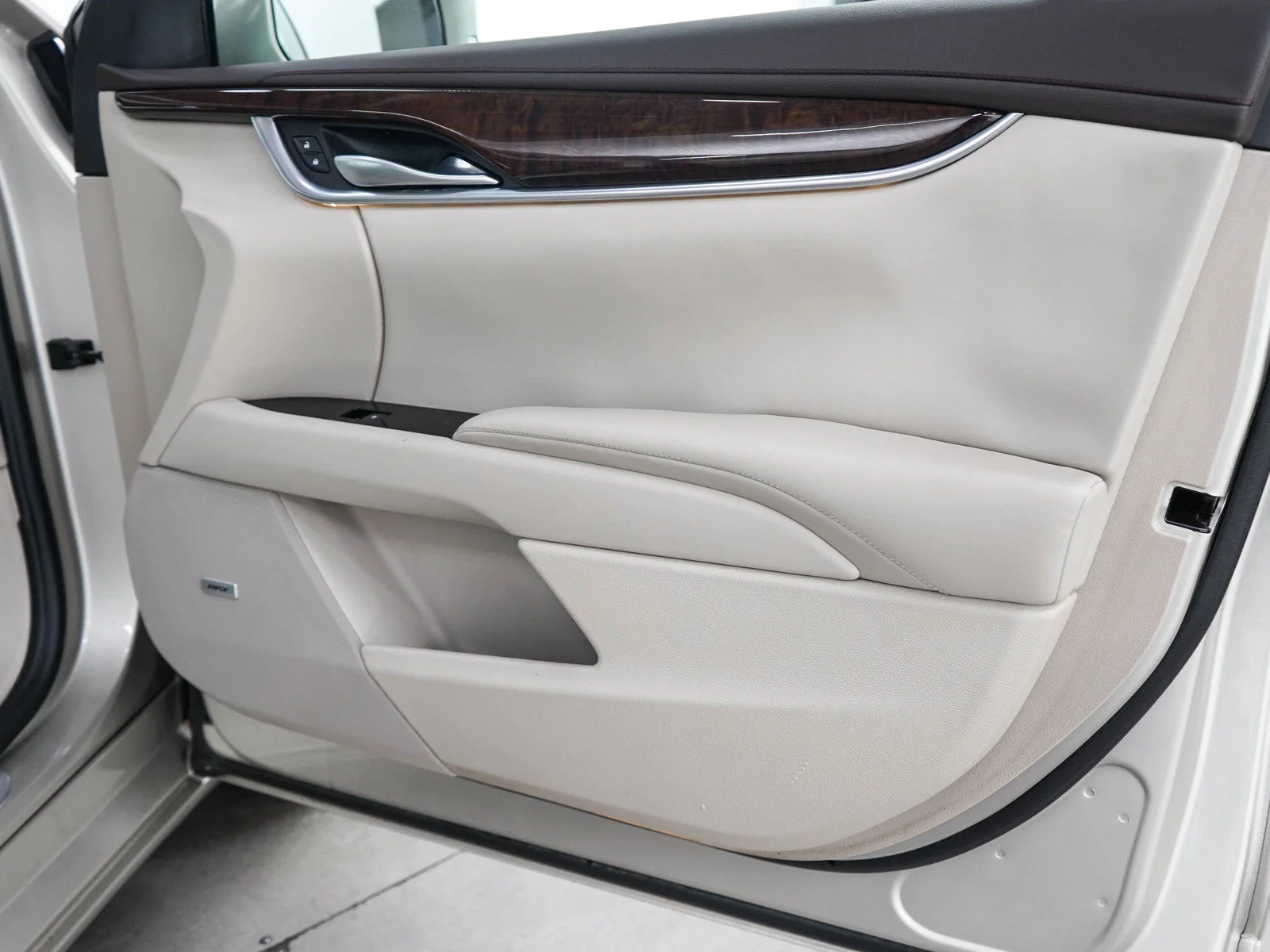 Used 2013 Silver Coast Metallic Cadillac Premium image 11