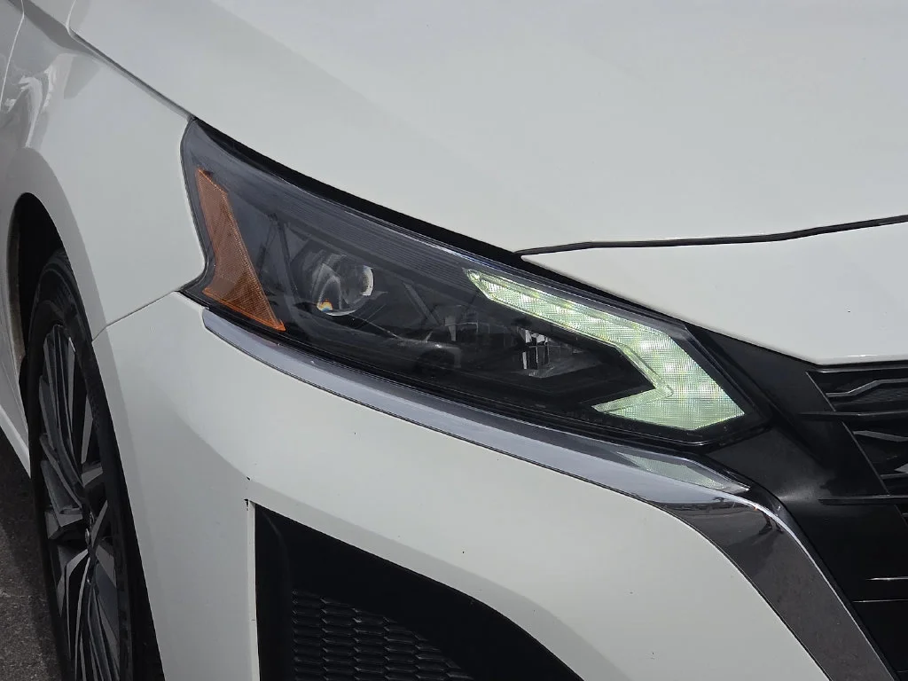 Used 2025  Nissan SV image 7