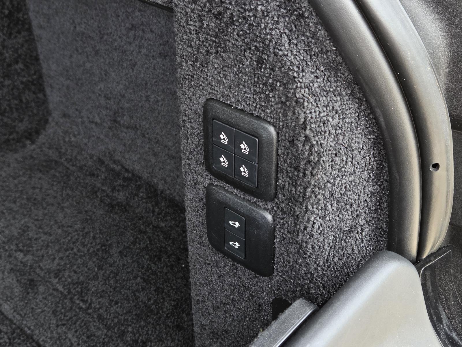 Used 2022 Santorini Black Metallic Land Rover Westminster image 14