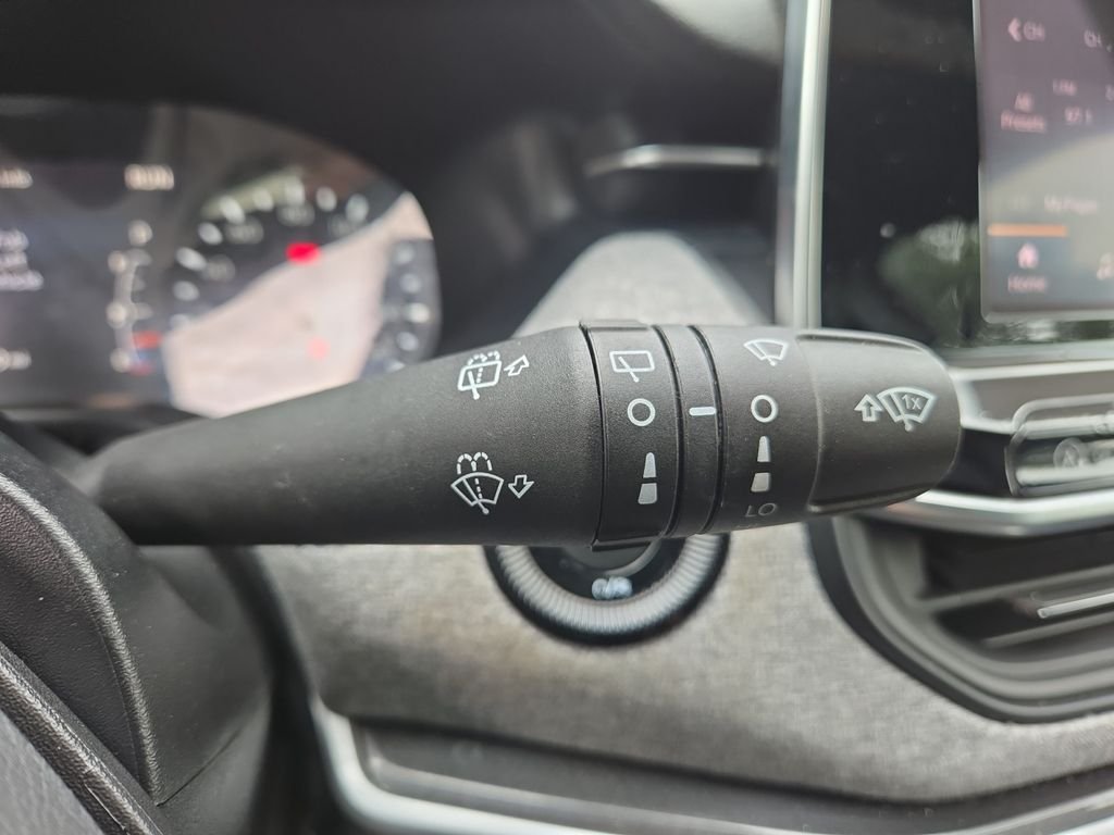 Used 2026 White Jeep Latitude image 23