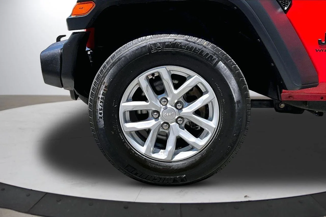 Used 2023 Red Jeep Sport S image 31