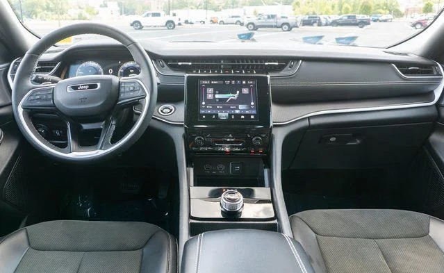 Used 2025 White Jeep Altitude X image 16