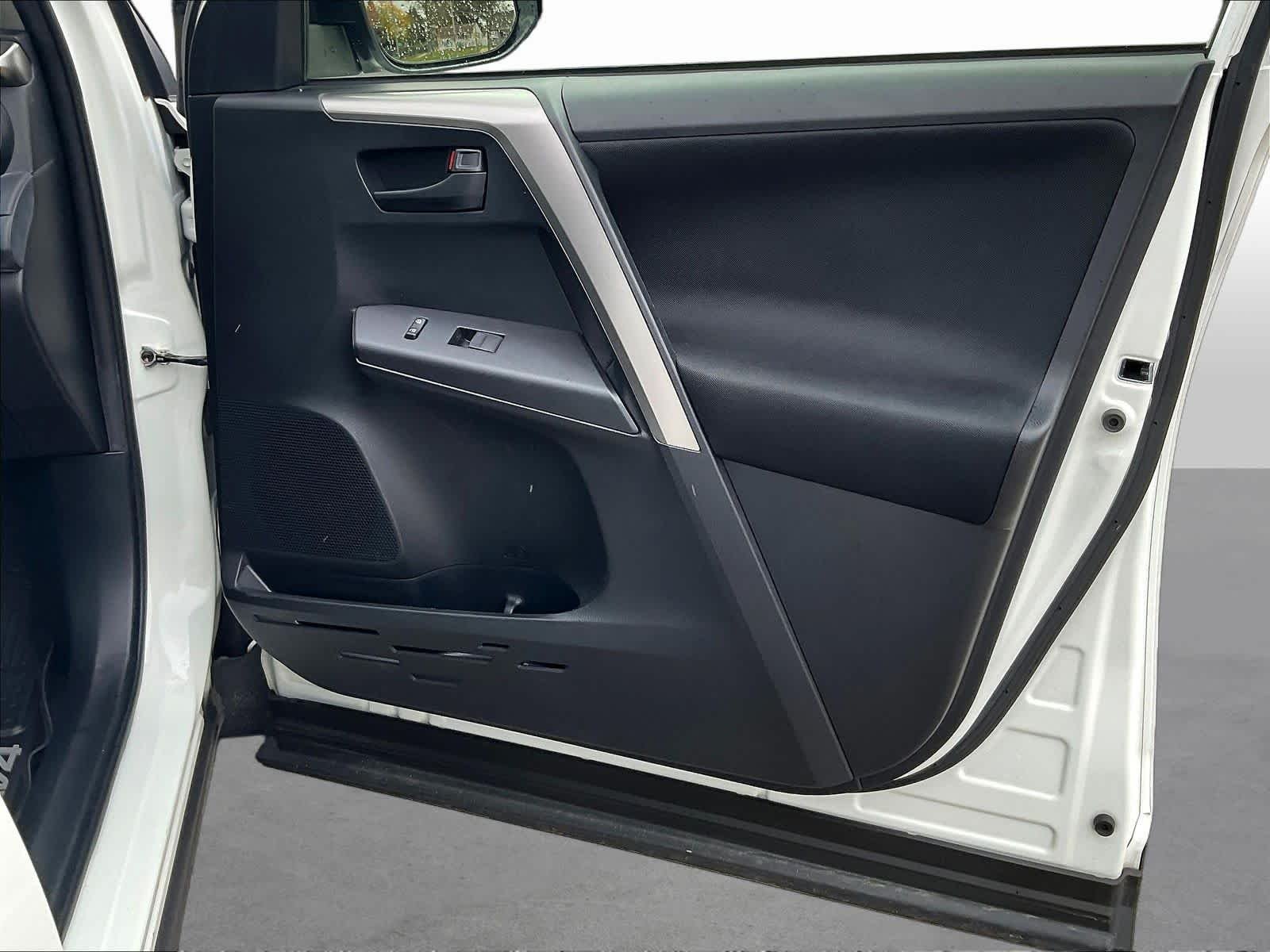 2017 Toyota RAV4 LE - Photo 28