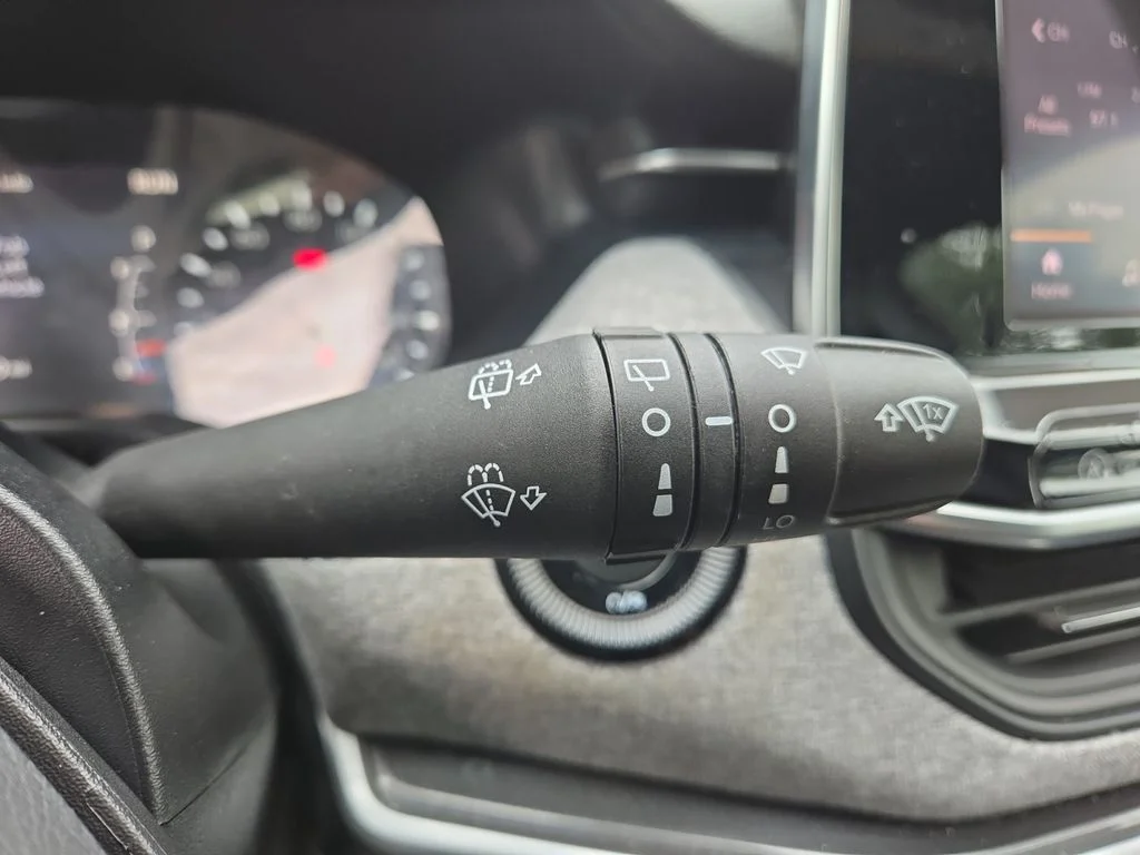 Used 2026 White Jeep Latitude image 23