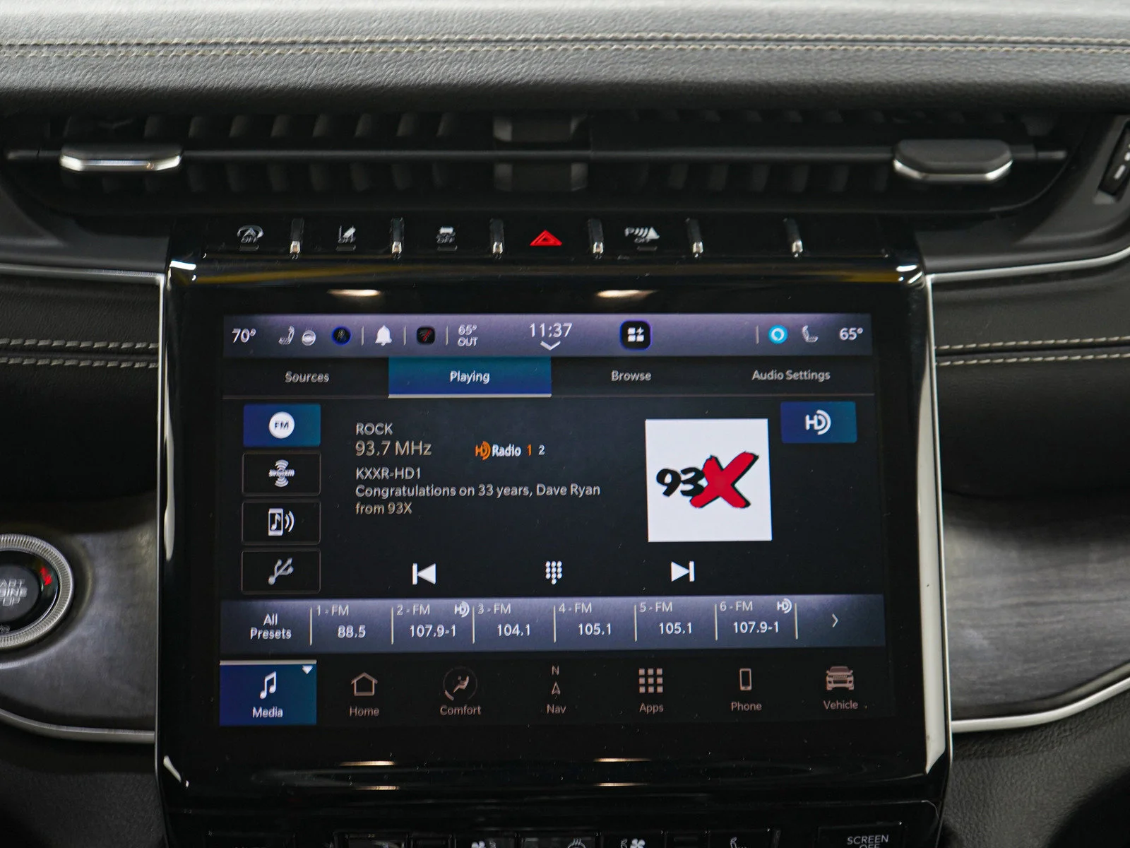 Used 2023 Diamond Black Crystal Pearlcoat Jeep Limited image 18