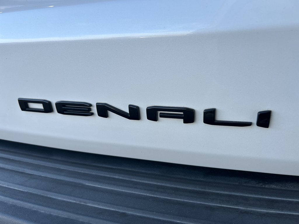 Used 2024 White Frost Tricoat GMC Denali Ultimate image 7