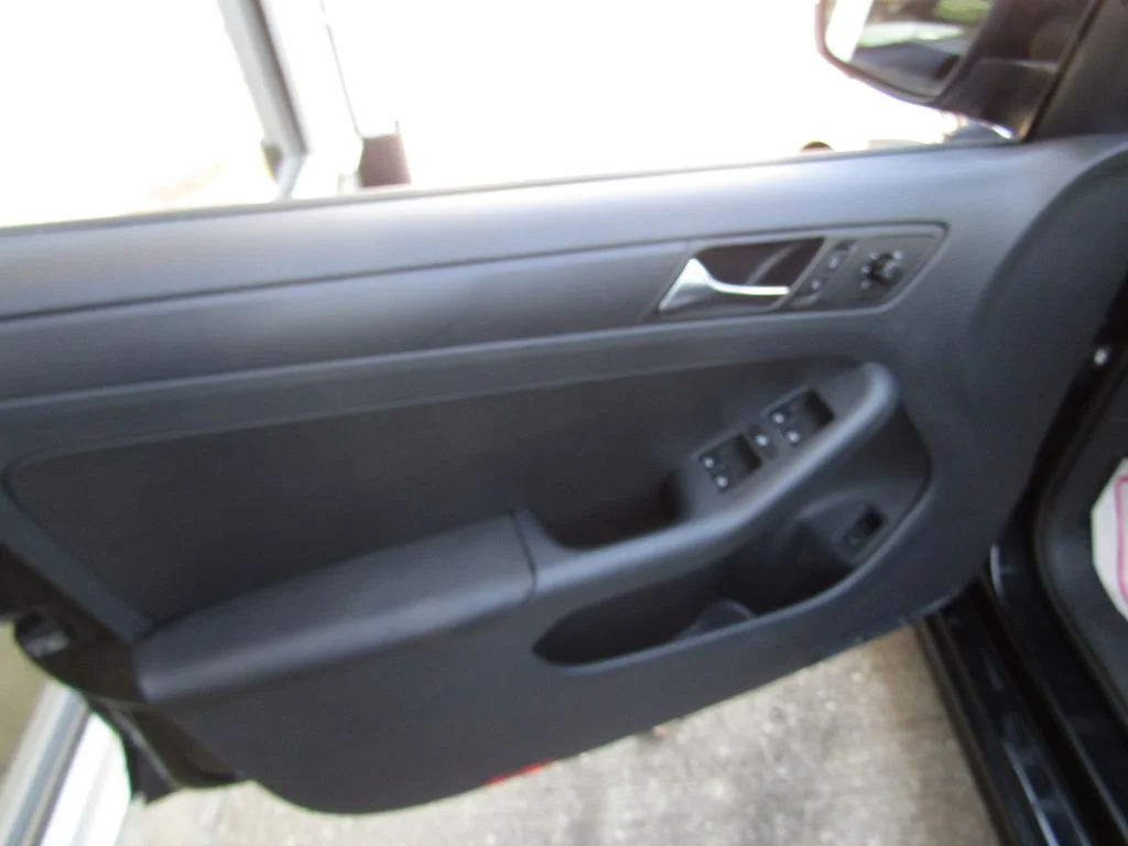 Used 2011  Volkswagen 2.5L SE image 11