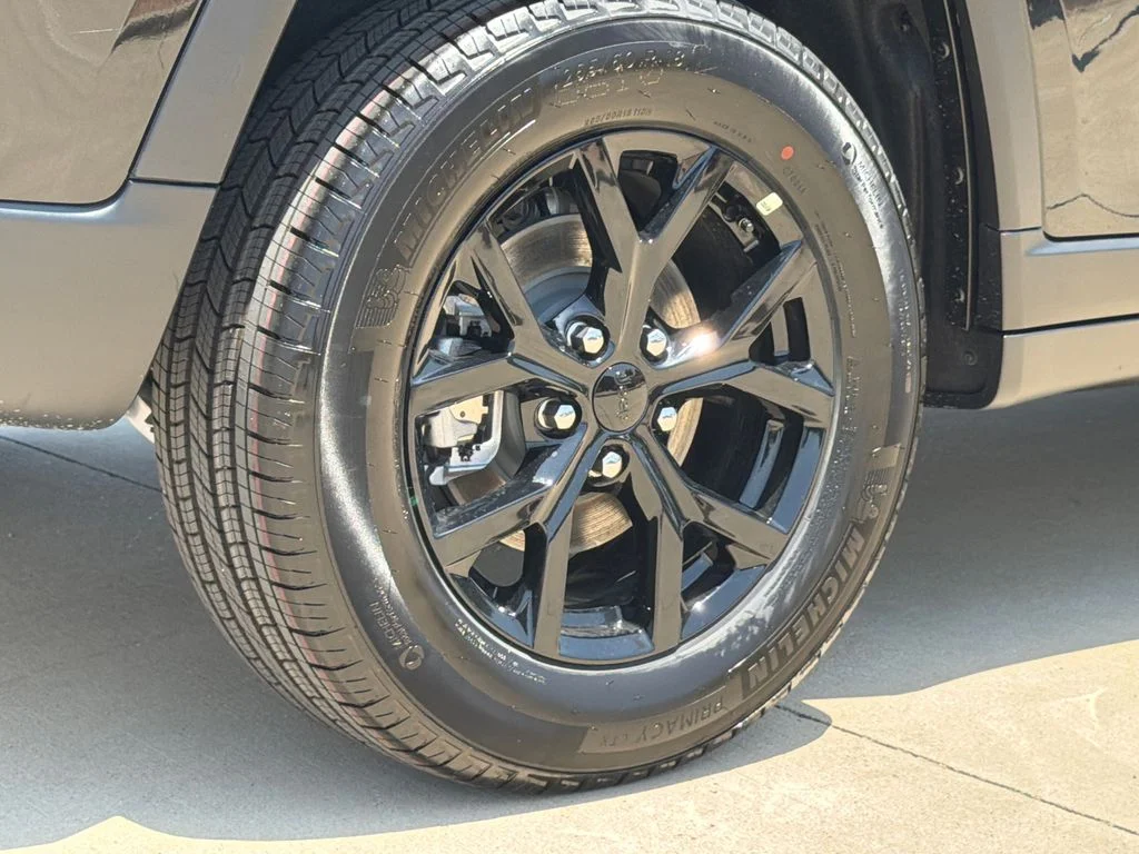 New 2026 Diamond Black Crystal Pearl-Coat Exterior Paint Jeep Altitude image 8