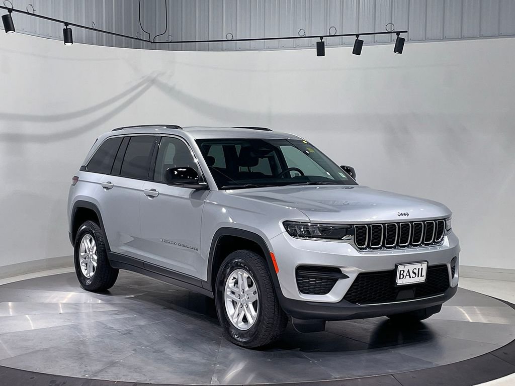 Used 2023 Silver Jeep Laredo image 38