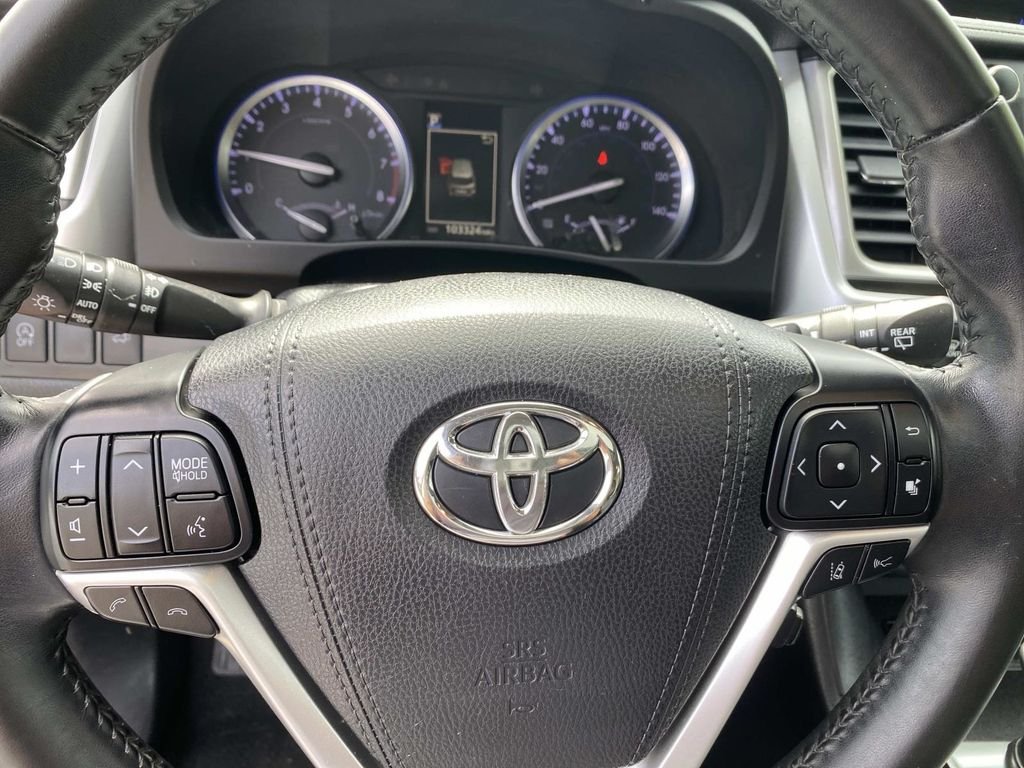 Used 2017 White Toyota XLE image 18