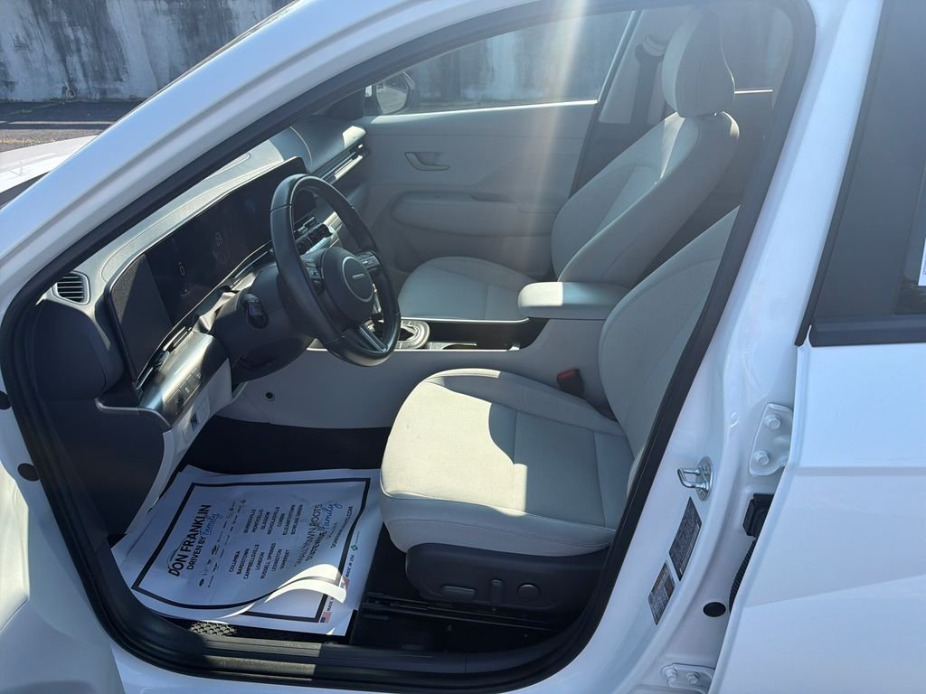 Used 2025 White Hyundai SEL image 13