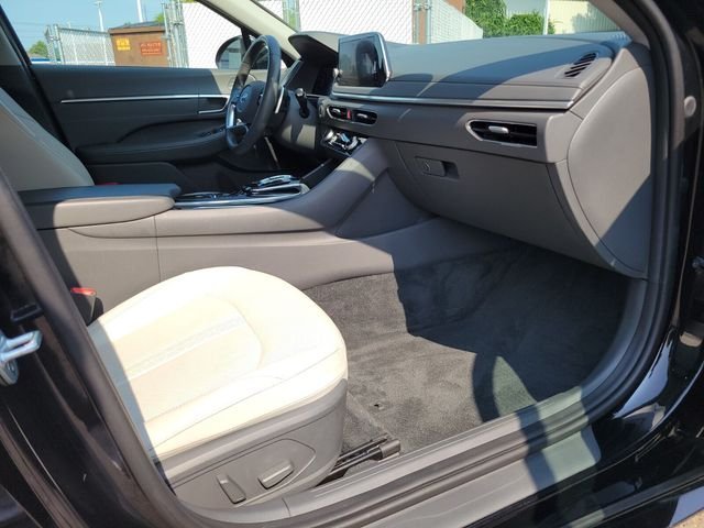 Used 2020 Black Hyundai Limited image 13