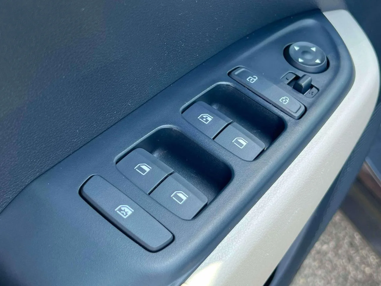 Used 2023 Denim w/White Roof Hyundai Limited image 18