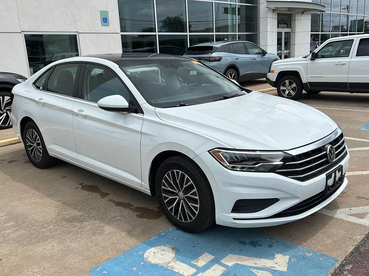 Used 2019 Pure White Volkswagen SE image 3
