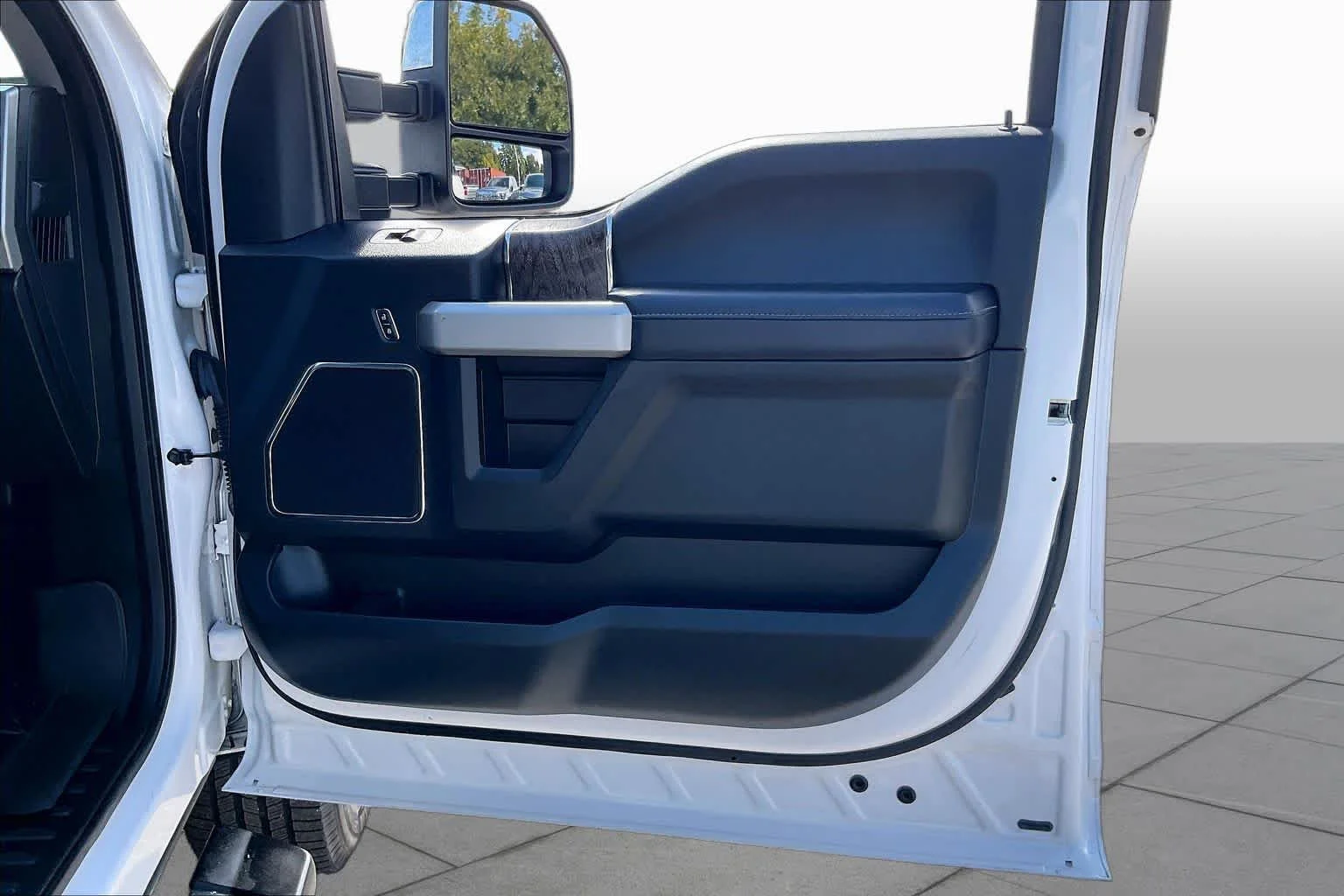 Used 2018 White Platinum Metallic Tri-Coat Ford LARIAT image 21