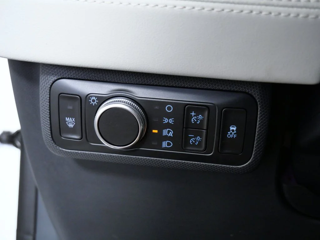 Used 2022 White Ford Premium image 26