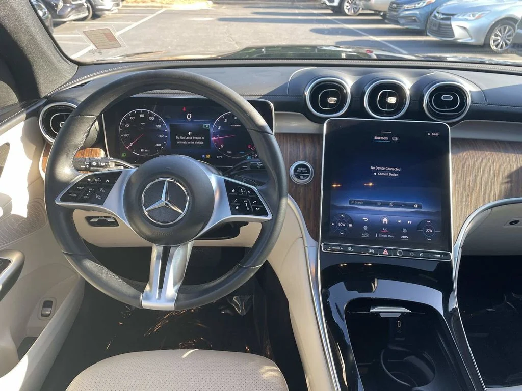 Used 2024  Mercedes-Benz GLC 300 image 17